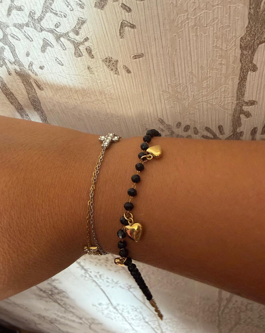 PULSERA ESFERA NEGRA CORAZONES