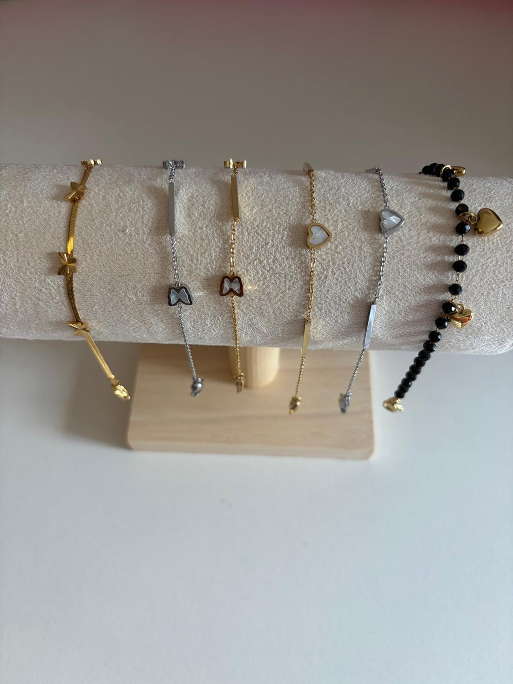 PULSERA ESFERA NEGRA CORAZONES